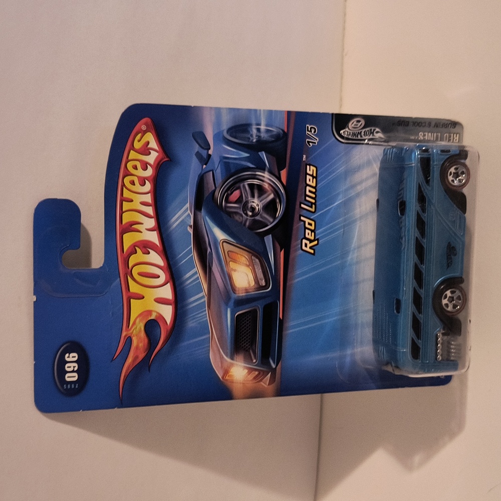 D1 Hot Wheels Surfin School Bus plus shipping protector